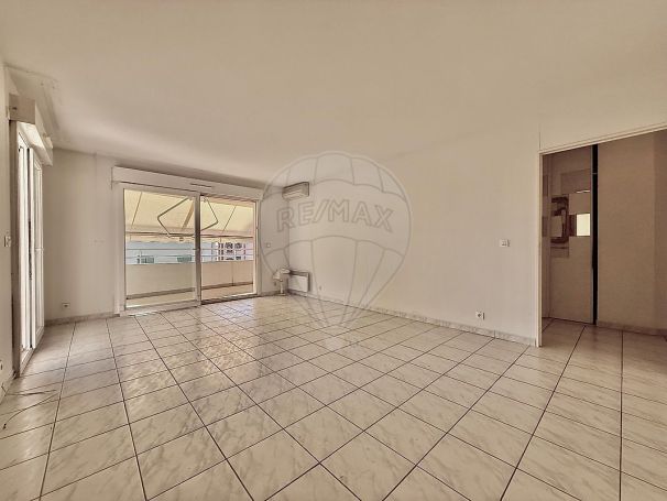 A louer APPARTEMENT DE PRESTIGE T3 70 M2 TERRASSE BORD DE MER CANNES