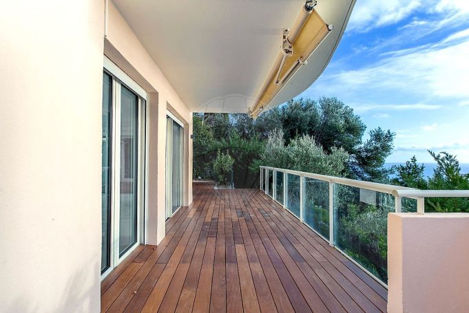 A louer APPARTEMENT DE PRESTIGE T4 138 M2 TERRASSE BORD DE MER ROQUEBRUNE CAP MARTIN