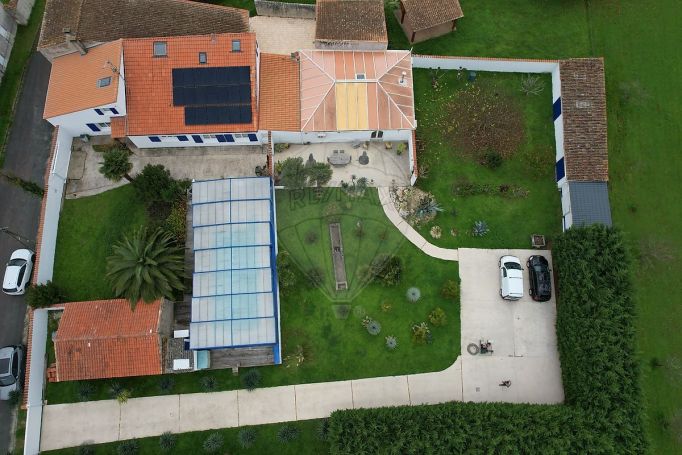 A louer LOFT  6 PIECES 325 M2 BORD DE MER MARENNES