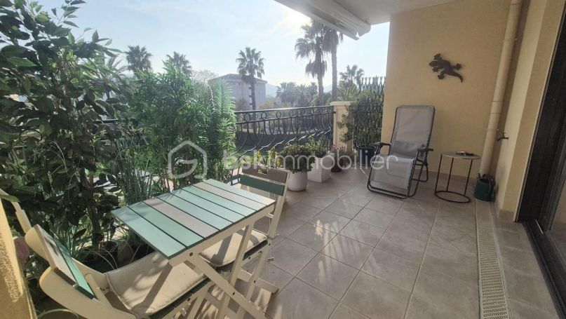 A louer APPARTEMENT DE PRESTIGE T3 77 M2 TERRASSE BORD DE MER HYERES