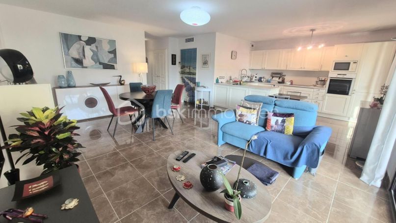 A louer APPARTEMENT DE PRESTIGE T3 77 M2 TERRASSE BORD DE MER HYERES