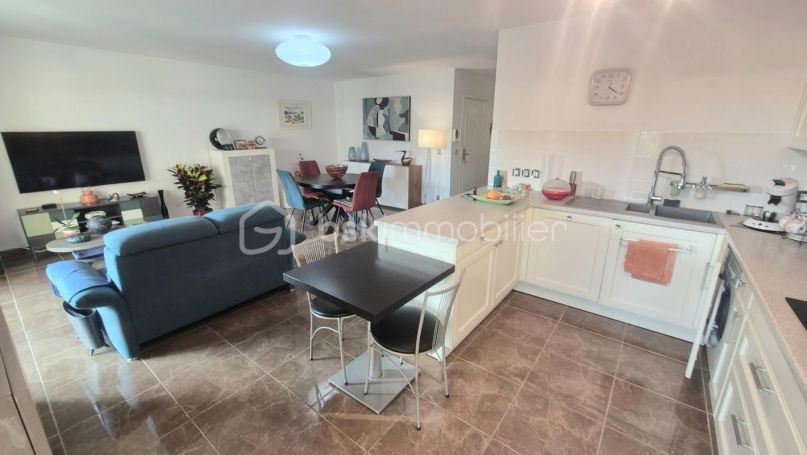 A louer APPARTEMENT DE PRESTIGE T3 77 M2 TERRASSE BORD DE MER HYERES