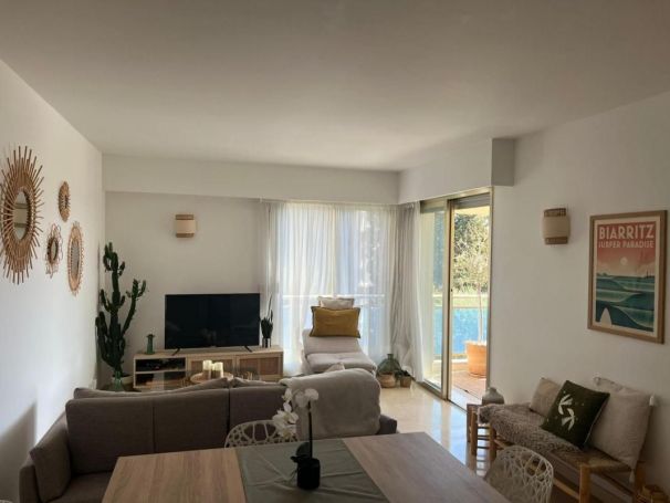 A louer APPARTEMENT DE PRESTIGE T2 44 M2 TERRASSE BORD DE MER CANNES