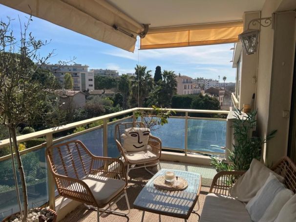 A louer APPARTEMENT DE PRESTIGE T2 44 M2 TERRASSE BORD DE MER CANNES