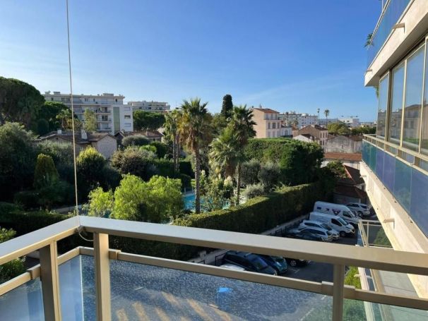 A louer APPARTEMENT DE PRESTIGE T2 44 M2 TERRASSE BORD DE MER CANNES