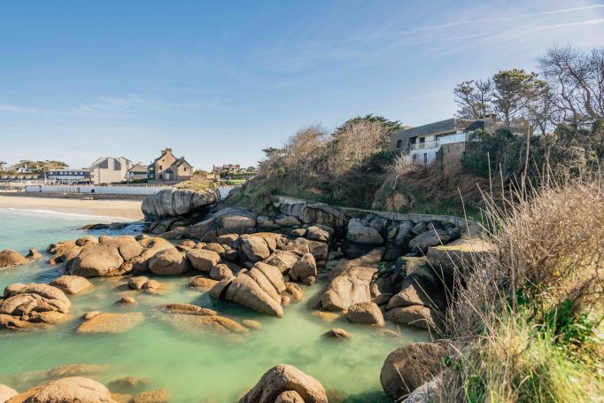 A vendre Villa D4ARCHITECTE bord de mer avec ACCES direct plage TREGASTEL