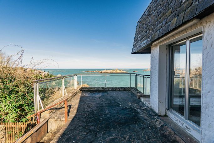A vendre Villa D4ARCHITECTE bord de mer avec ACCES direct plage TREGASTEL