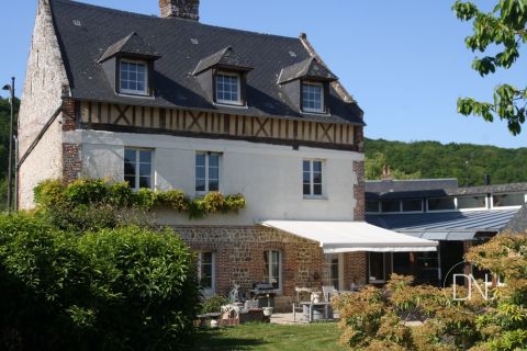 A vendre MAISON DE CARACTERE 11 PIECES 255 M² DEPENDANCES ET PISCINE COUVERTE Veulettes-sur-Mer