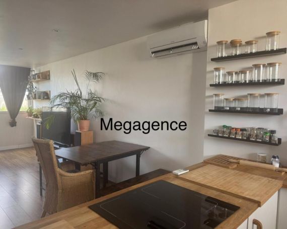 A louer APPARTEMENT DUPLEX T3 72 M2 BORD DE MER LE LAVANDOU