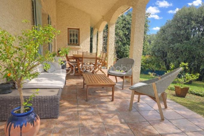 A louer MAISON  8 PIECES 182 M2  SAINT GELY DU FESC