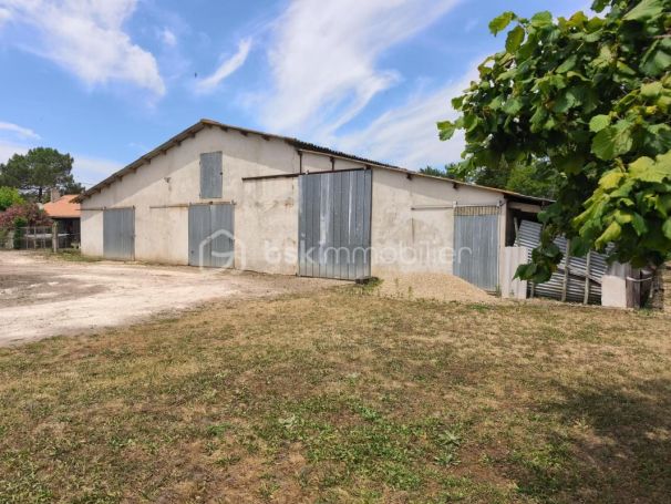 A vendre LOFT  3 PIECES 315 M2  SAINT MEDARD DE GUIZIERES