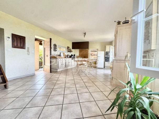 A louer APPARTEMENT DUPLEX  285 M2 TERRASSE  LE VIGAN