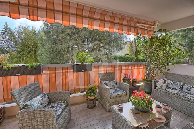 A louer APPARTEMENT DE PRESTIGE T4 101 M2 TERRASSE BORD DE MER ANTIBES