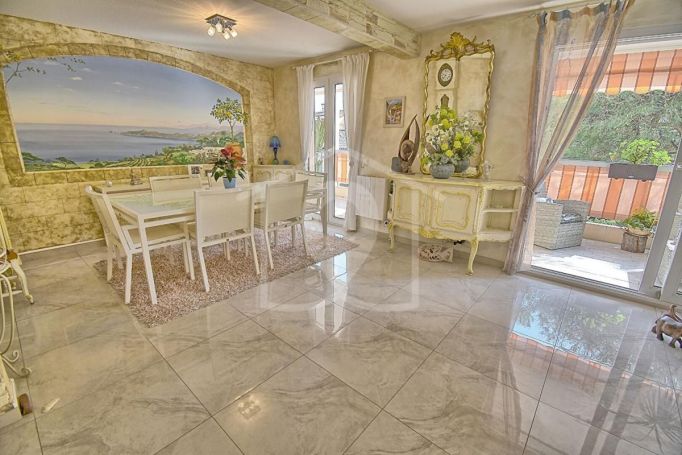 A louer APPARTEMENT DE PRESTIGE T4 101 M2 TERRASSE BORD DE MER ANTIBES