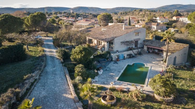 A louer MAISON  DE MAîTRE BORD DE MER POUSSAN