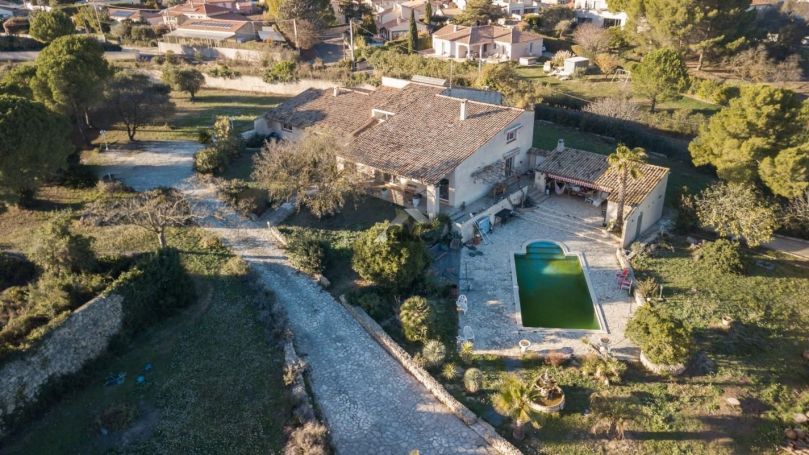 A louer MAISON  DE MAîTRE BORD DE MER POUSSAN