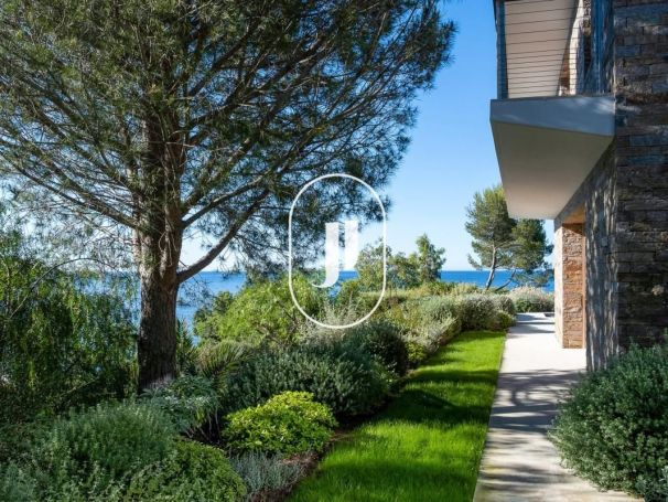 A louer MAISON  D'ARCHITECTE PIEDS DANS L'EAU LA CROIX VALMER