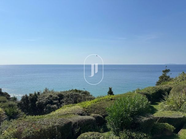 A vendre MAISON  7 PIECES 430 M2 PIEDS DANS L'EAU LA CROIX VALMER