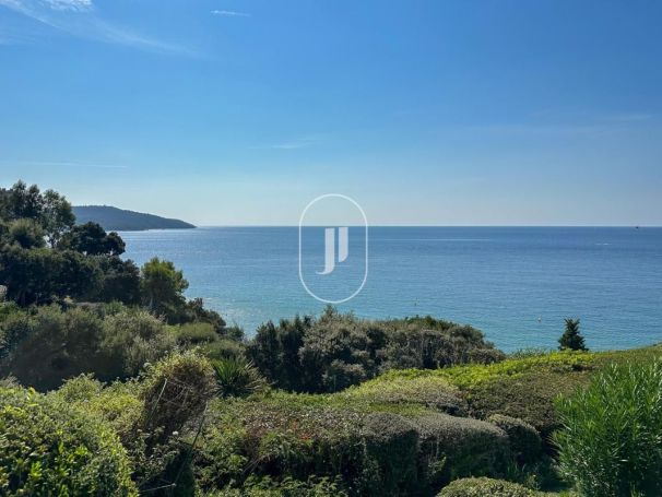 A vendre MAISON  7 PIECES 430 M2 PIEDS DANS L'EAU LA CROIX VALMER