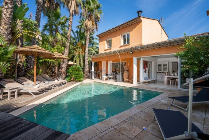 A louer APPARTEMENT DE PRESTIGE  180 M2 BORD DE MER SAINTE MAXIME