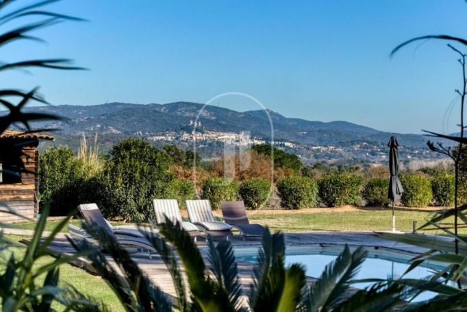 A louer MAISON  7 PIECES 250 M2 BORD DE MER COGOLIN