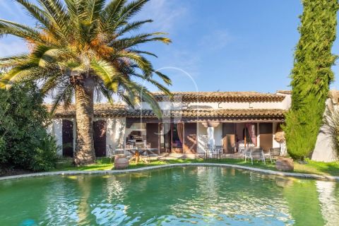 A louer MAISON D'ARCHITECTE BORD DE MER GRIMAUD