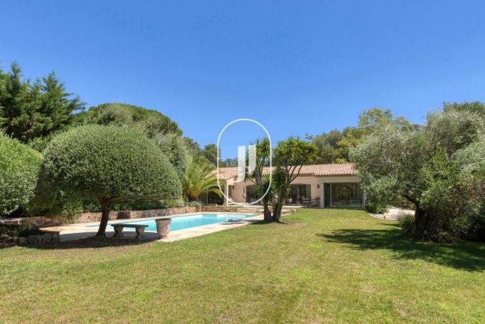 A louer MAISON  8 PIECES 318 M2 BORD DE MER GRIMAUD