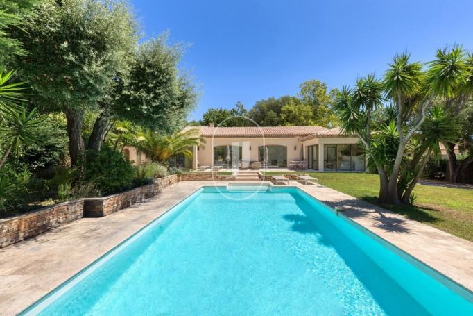 A louer MAISON  8 PIECES 318 M2 BORD DE MER GRIMAUD