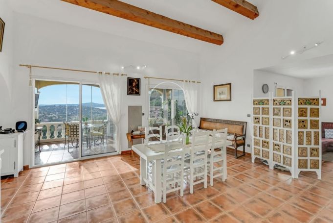 A vendre MAISON  6 PIECES 207 M2 BORD DE MER SAINTE MAXIME