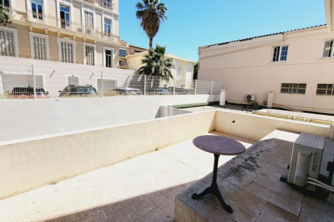 A louer APPARTEMENT DE PRESTIGE NEUF T3 66 M2 TERRASSE BORD DE MER SAINTE MAXIME