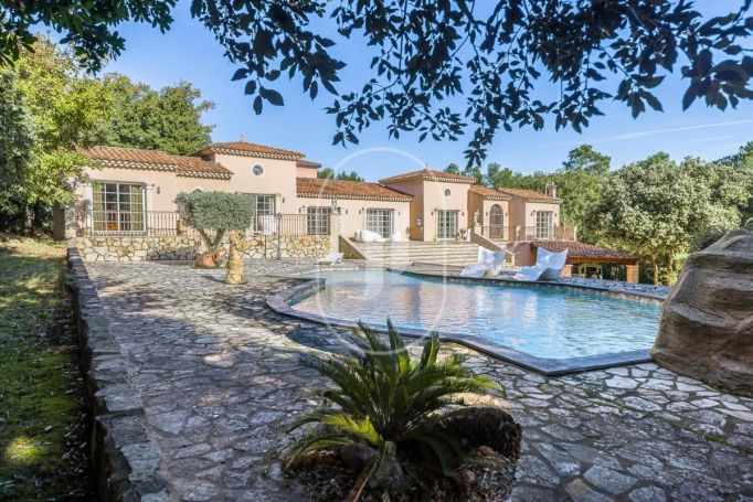 A vendre MAISON  7 PIECES 240 M2  SAINT LAURENT DES ARBRES