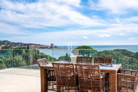 A louer PENTHOUSE DUPLEX DE PRESTIGE T6 327 M2 TERRASSE PIEDS DANS L'EAU SAINTE MAXIME
