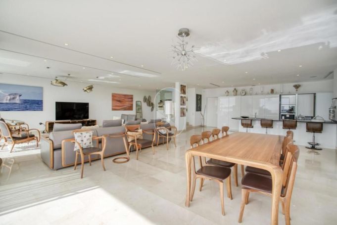 A louer PENTHOUSE DUPLEX DE PRESTIGE T6 327 M2 TERRASSE PIEDS DANS L'EAU SAINTE MAXIME