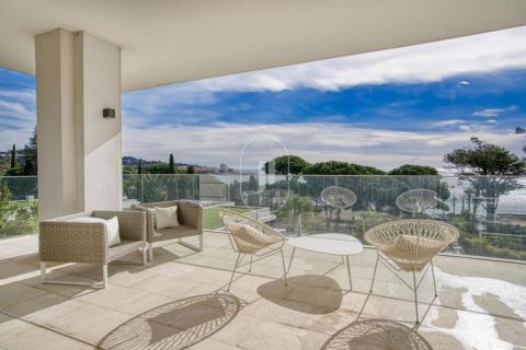 A louer APPARTEMENT DE PRESTIGE T3 124 M2 TERRASSE PIEDS DANS L'EAU SAINTE MAXIME