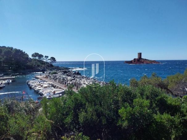 A louer MAISON  CONTEMPORAINE PIEDS DANS L'EAU SAINT RAPHAEL