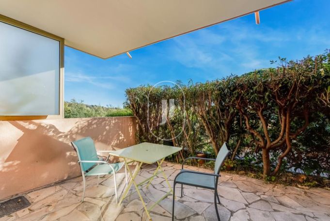 A louer APPARTEMENT DE PRESTIGE NEUF T2 48 M2 TERRASSE BORD DE MER SAINTE MAXIME