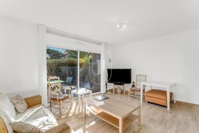 A louer APPARTEMENT DE PRESTIGE NEUF T2 48 M2 TERRASSE BORD DE MER SAINTE MAXIME