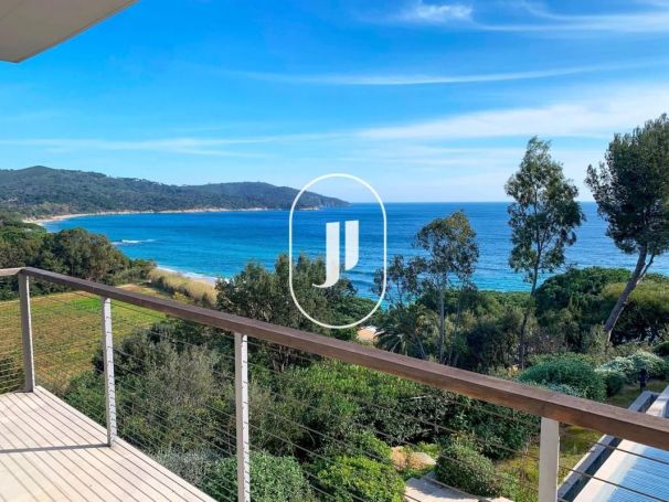 A louer MAISON D'ARCHITECTE PIEDS DANS L'EAU LA CROIX VALMER