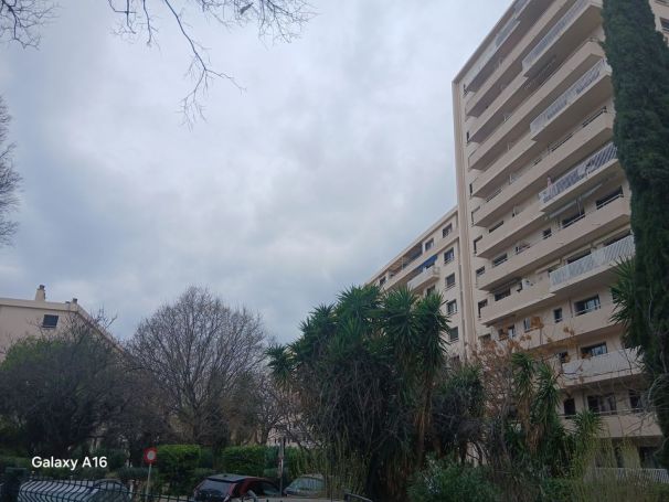 A louer APPARTEMENT T3 62 M2 BORD DE MER TOULON