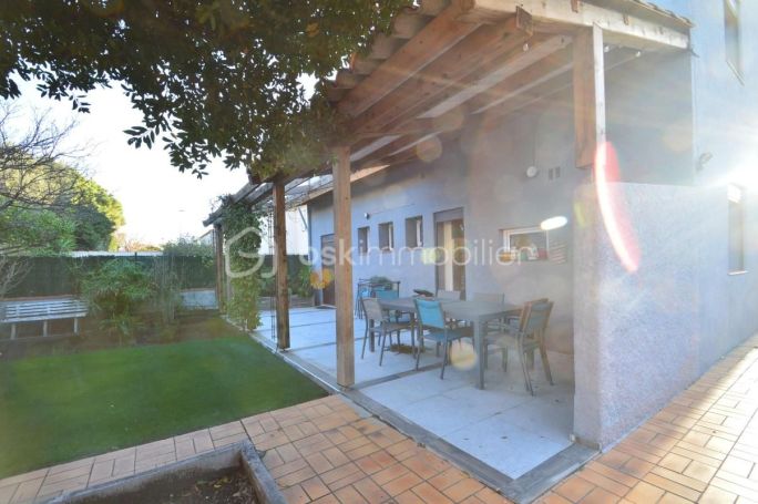 A vendre MAISON  7 PIECES 180 M2 BORD DE MER SAINT LAURENT DE LA SALANQUE