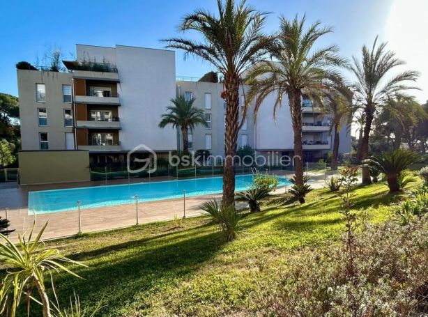 A louer APPARTEMENT DE PRESTIGE T3 64 M2 TERRASSE BORD DE MER FREJUS