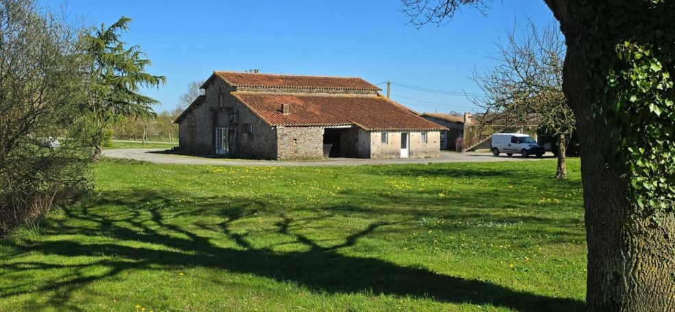 A louer LOFT  3 PIECES 220 M2  CHAVAGNES EN PAILLERS