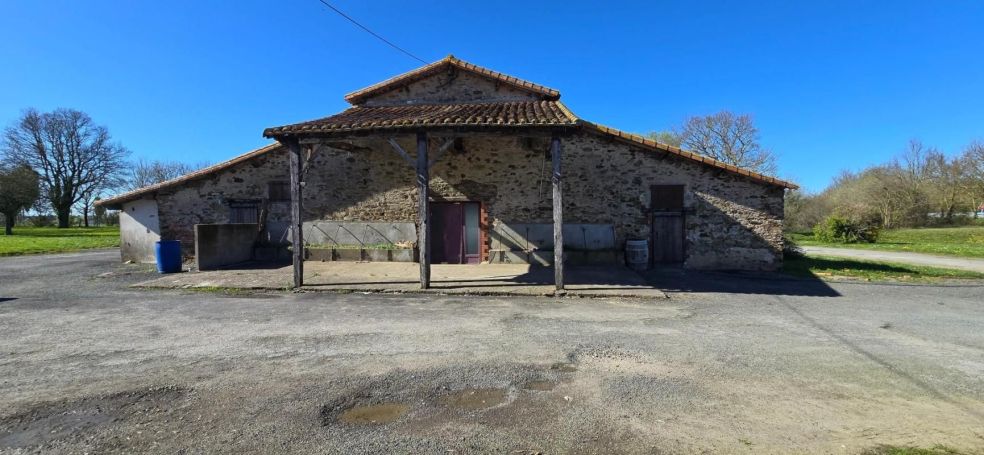 A louer LOFT  3 PIECES 220 M2  CHAVAGNES EN PAILLERS