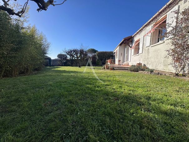 A louer MAISON DE MAîTRE BORD DE MER LONGEVILLE SUR MER