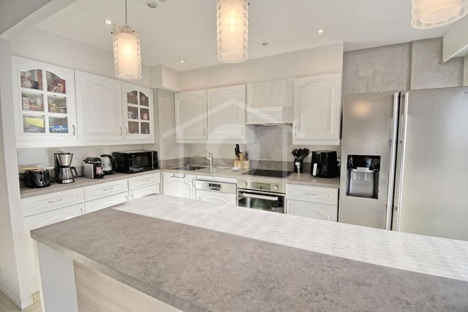 A louer APPARTEMENT T5 100 M2 BORD DE MER ANTIBES