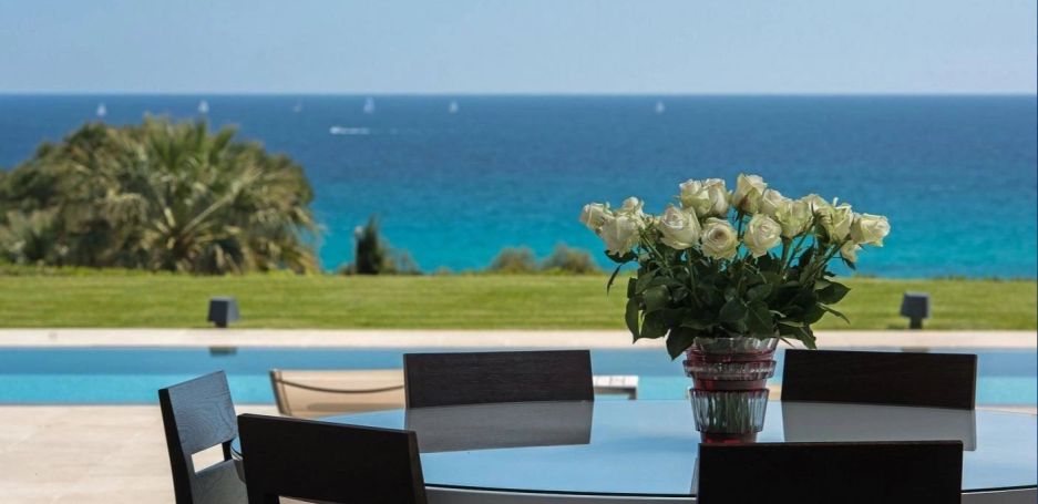 A vendre MAISON  CONTEMPORAINE PLAGE à PIED RAMATUELLE