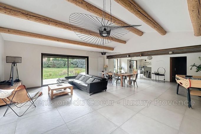 A louer MAISON  6 PIECES 200 M2  SIMIANE COLLONGUE