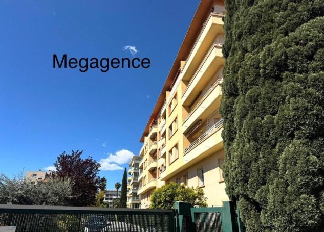 A louer APPARTEMENT T5 110 M2 TERRASSE BORD DE MER HYERES