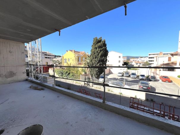 A vendre APPARTEMENT DE PRESTIGE T3 61 M2 TERRASSE PIEDS DANS L'EAU LA CIOTAT