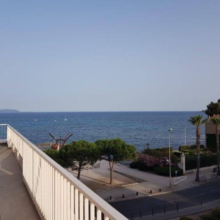 A vendre APPARTEMENT DE PRESTIGE T2 47 M2 TERRASSE PIEDS DANS L'EAU LA CIOTAT